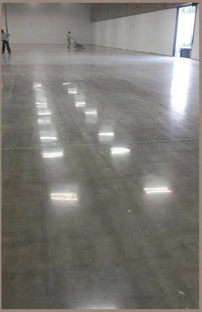 Pürüzsüz ve parlak parlatılmış beton zemin yüzeyi