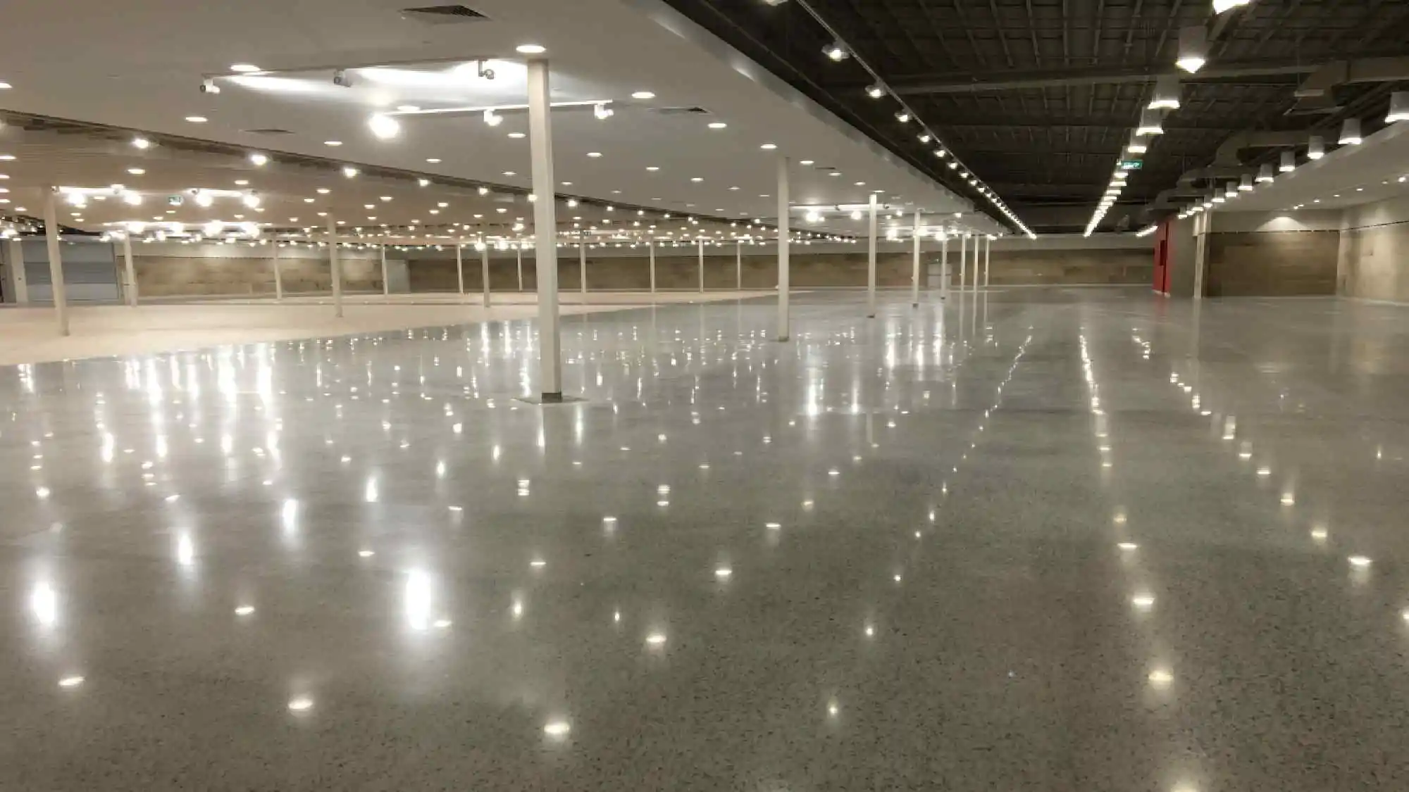 Depoda parlatılmış beton zemin