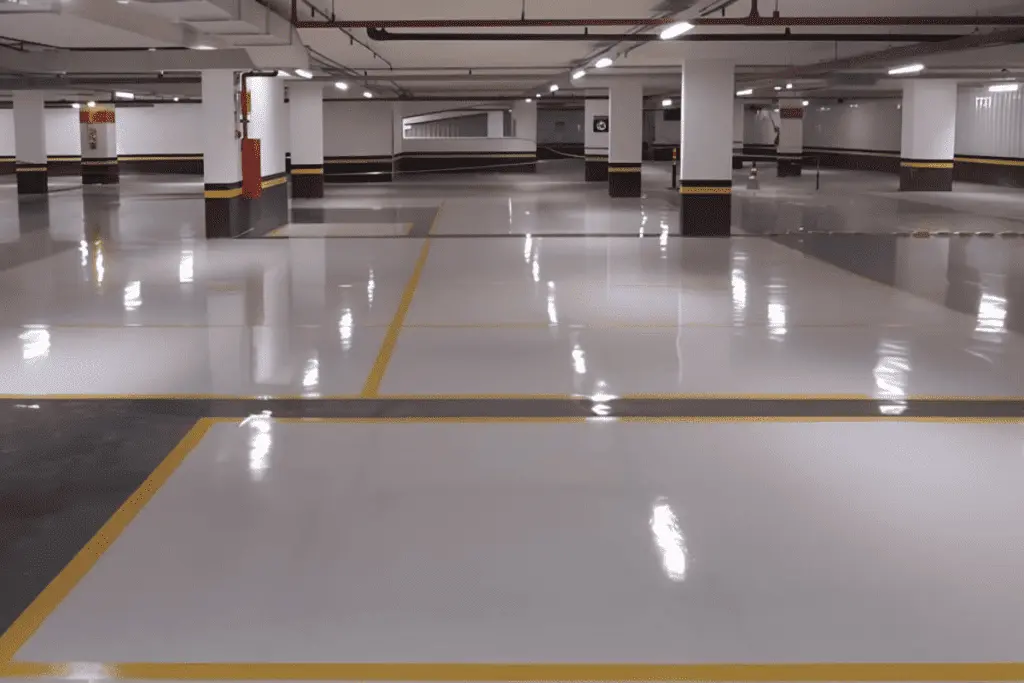 Otoparkta çizgili epoksi zemin kaplama