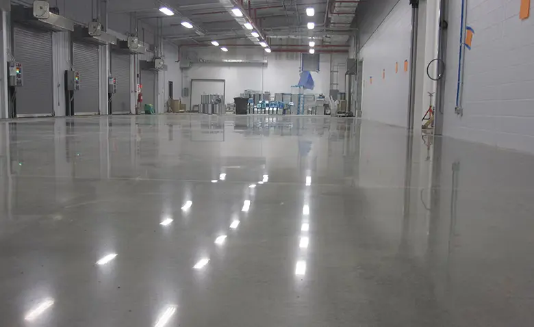 Fabrikada parlatılmış beton zemin