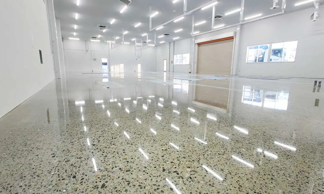 Showroom ve ofis parlatılmış beton zemin